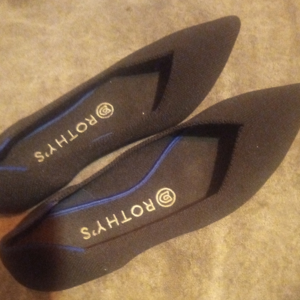 Pointy toe black Rothy’s flats